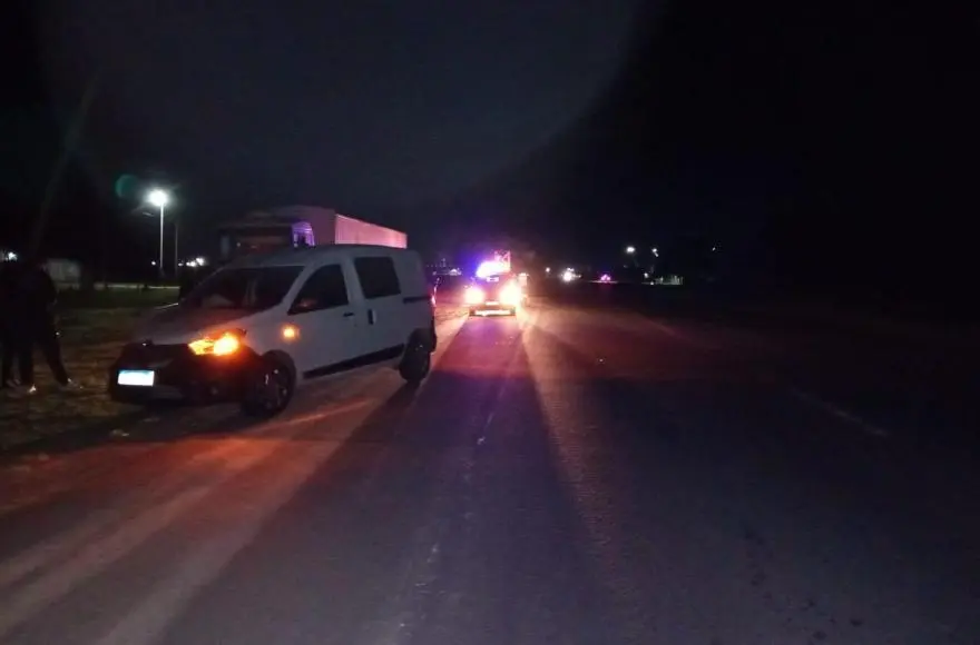 Según las primeras pericias, los tres vehículos circulaban en el mismo sentido, hacia Arrecifes, cuando una rueda se desprendió del camión Mercedes-Benz.