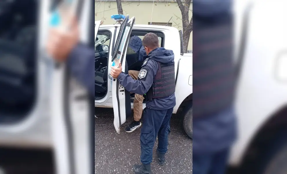 Robó herramientas de una camioneta en Avenida de Mayo y escapó en bicicleta: lo detuvieron tras una persecución