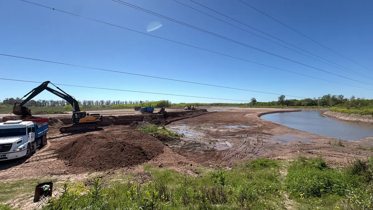 La empresa Ecodyma reforzó el operativo de extracción de tierra en las obras de adecuación del cauce del río Areco, con el objetivo de acelerar los trabajos frente a las dificultades que presentan las condiciones climáticas.