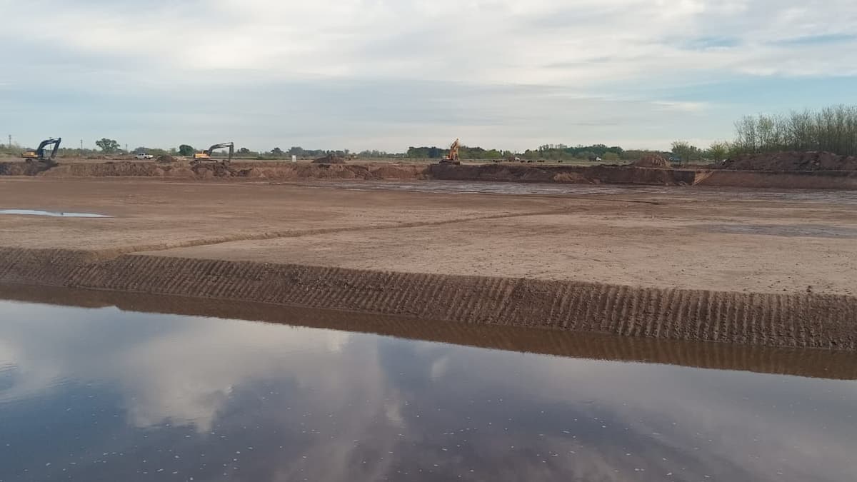 San Antonio de Areco: Río Areco, avanzan los trabajos de despeje y las máquinas ya están cerca del puente de la ex Ruta 8