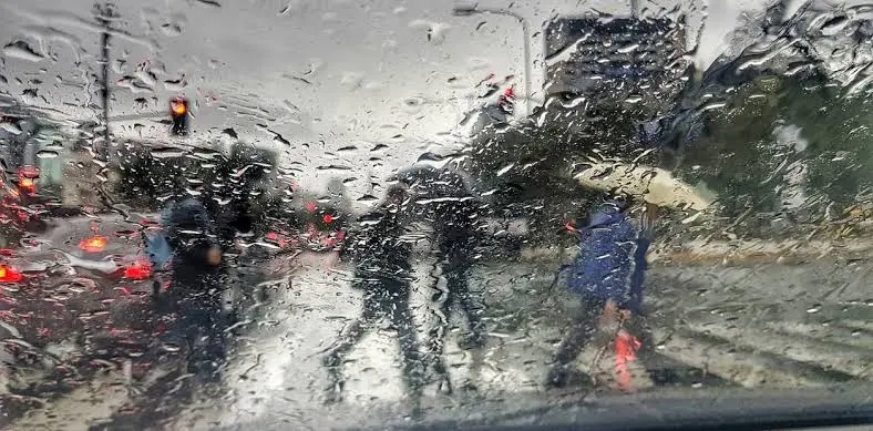 El aviso rige para la tarde del jueves 22 de octubre y advierte sobre lluvias intensas, actividad eléctrica, posible caída de granizo y ráfagas de viento de hasta 90 kilómetros por hora.