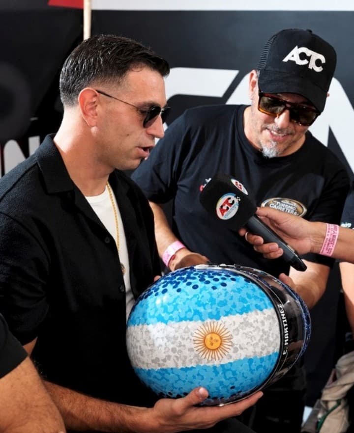 San Nicolás: El Dibu Martínez visitó el Turismo Carretera, recibió un casco y desafió a Scaloni