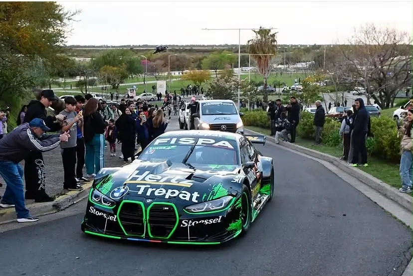 El Turismo Carretera volvió a tomar protagonismo en San Nicolás con una caravana de autos que recorrió este viernes distintos puntos de la ciudad.