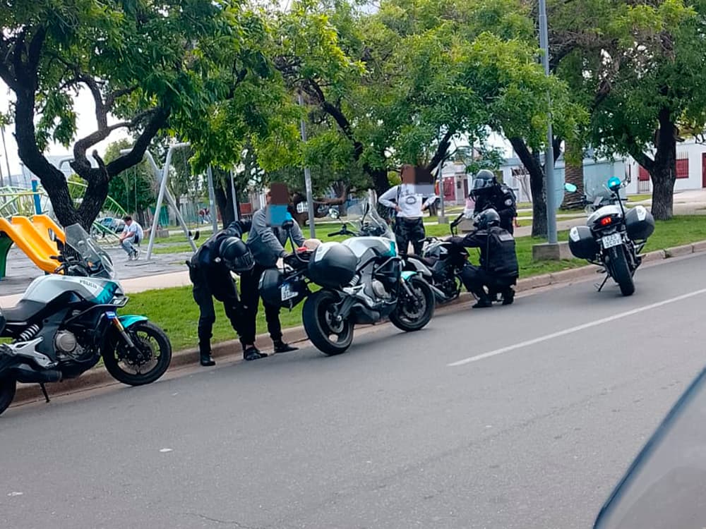 El procedimiento se desplegó en nueve barrios de la ciudad. Las fuerzas identificaron a 80 personas, controlaron 50 vehículos y secuestraron 22 motocicletas.