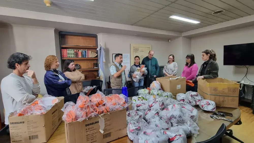 La iniciativa comenzó a efectivizarse este martes con la entrega de materiales deportivos a representantes de instituciones locales.