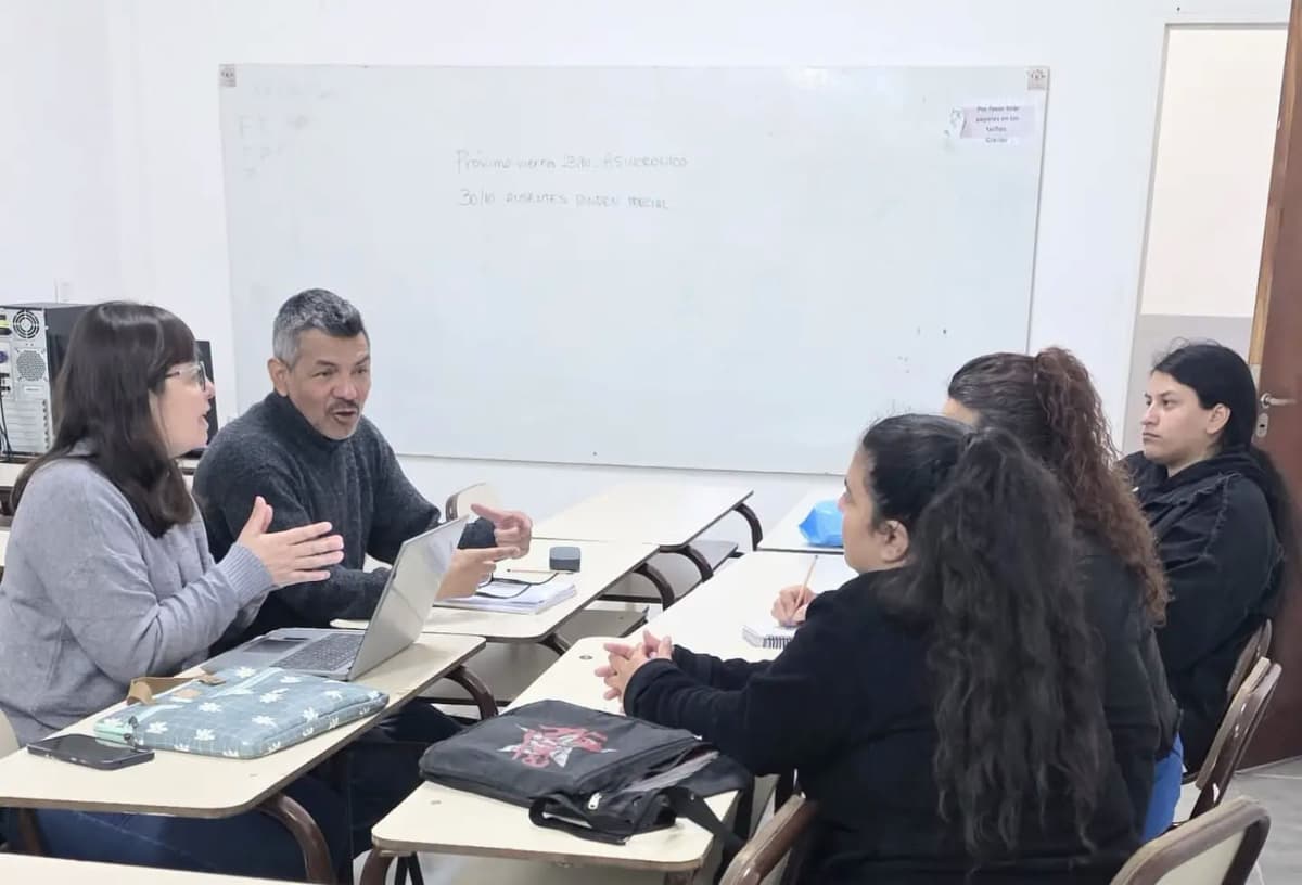 Durante el encuentro se confirmó que la primera etapa ya se encuentra lista para impresión y colocación, mientras avanza el proceso de confirmación administrativa y técnica para las etapas siguientes.