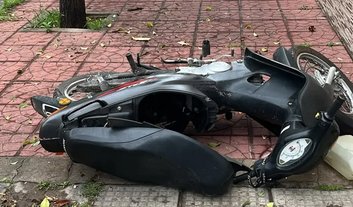 Por causas que aún se intentan establecer, el conductor perdió el control de su motocicleta Honda de 110 centímetros cúbicos, de color negro, e impactó de lleno contra el cerramiento del inmueble.