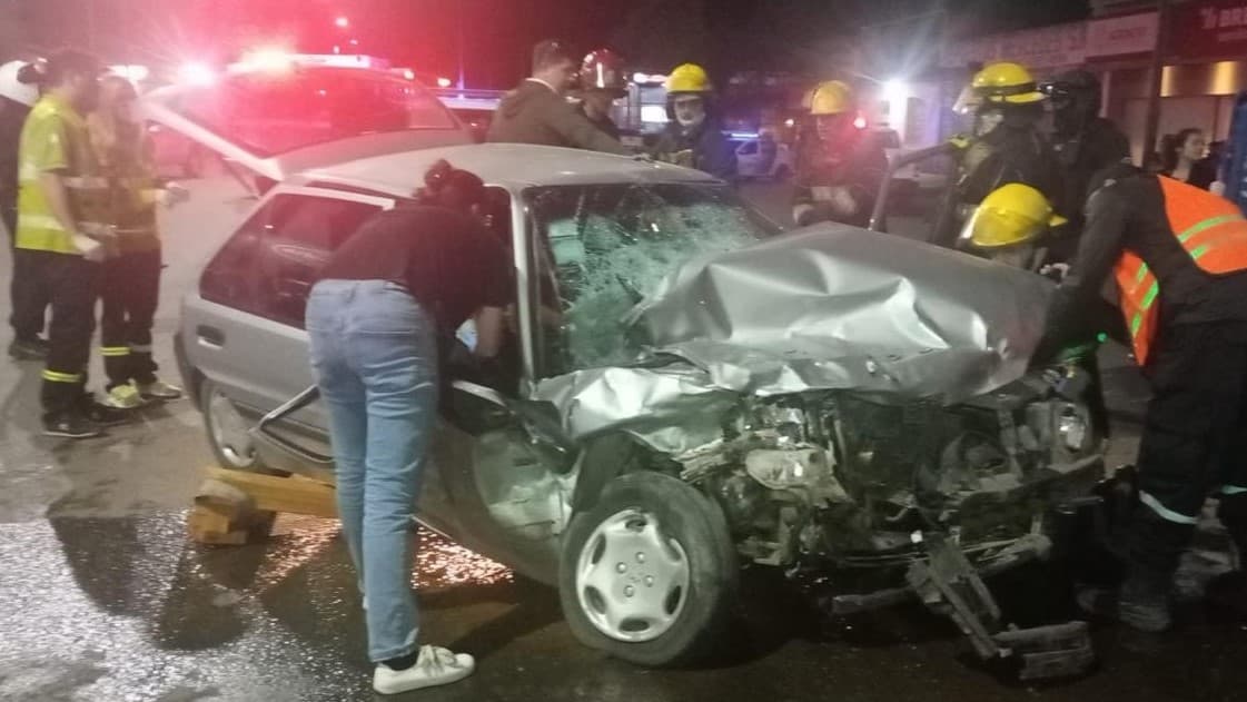 Siniestro vial en avenida Venini y Catamarca: operaron al conductor del auto y su hija sufrió una fractura