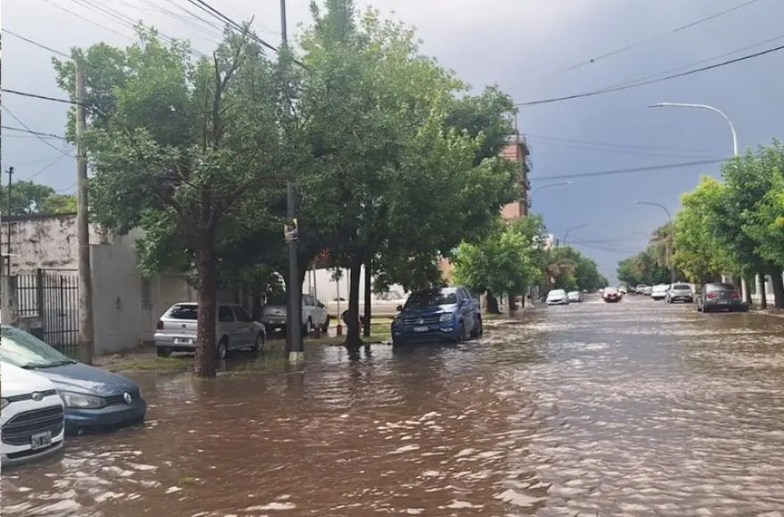 El fuerte temporal que afectó al partido de Ramallo dejó calles anegadas, acumulación de agua y una familia evacuada en Villa General Savio.