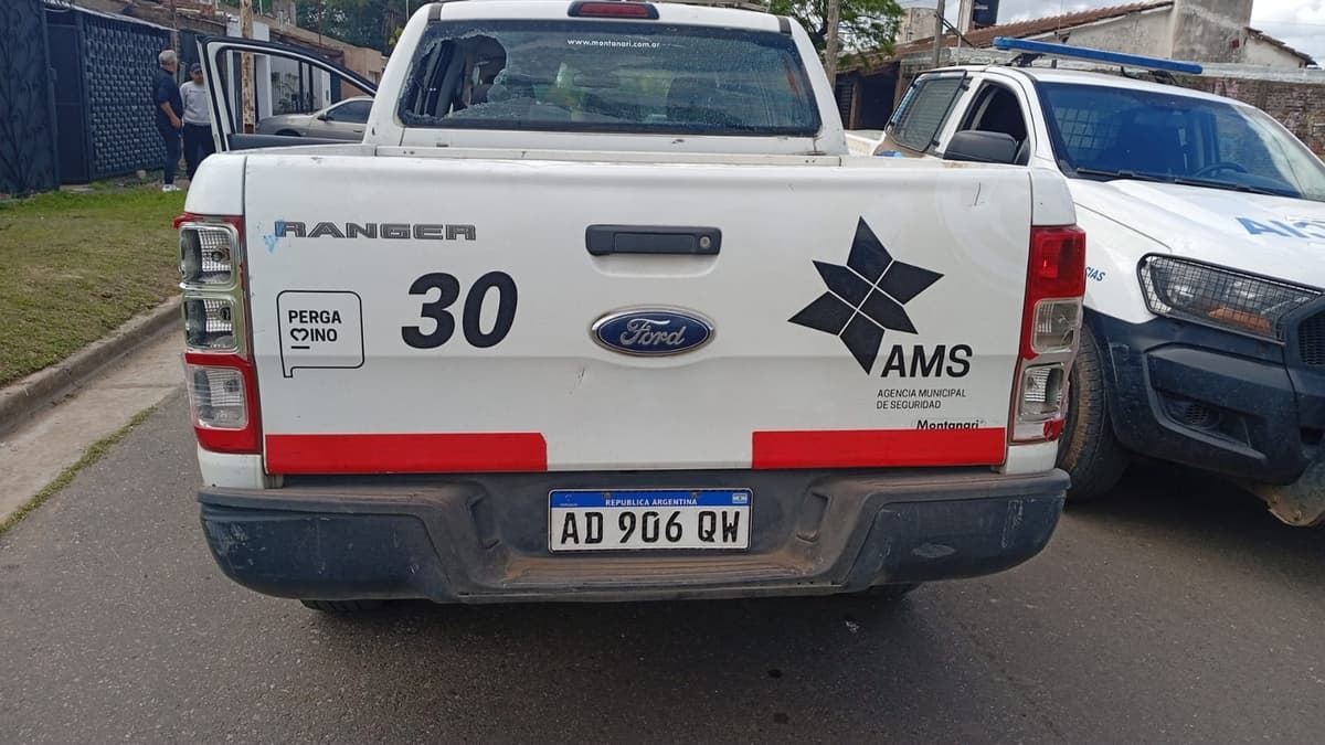Un adolescente, denunciado por violencia de género, atacó con un hierro una camioneta de la Patrulla Urbana