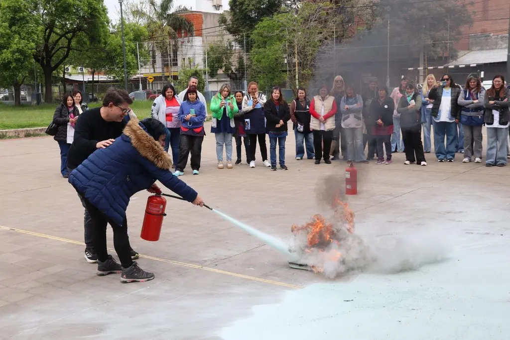 Zárate: capacitaron a directivos y auxiliares escolares en el uso correcto de extintores