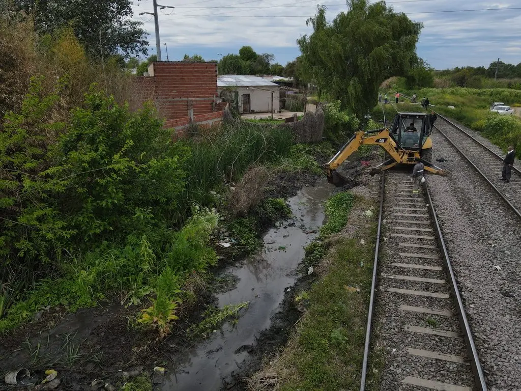 Las acciones benefician a los Barrios Malvicino, San Luis, 6 de Agosto, Villa Negri y Villa Nueva, donde los canales se encontraban obstruidos, por esta situación es que se registraban desbordes ante intensas lluvias.