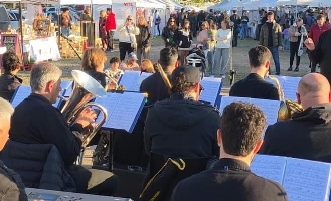 Zárate: La Banda Municipal convocó a cientos de personas en la Feria del Paredón Rosa