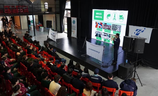 La actividad reunió a trabajadores de ambas compañías y a estudiantes de nivel secundario del Colegio Hotton, quienes participaron de distintas acciones orientadas a promover el cuidado del ambiente y la preservación de los espacios públicos.